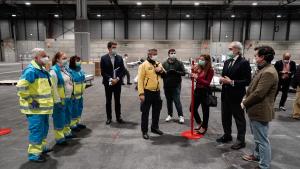 Enrique Ruiz Escudero durante su visita a las camas hospitalarias habilitadas en IFEMA