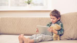 Un niño utilizando una tablet