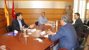 Enrique Ossorio y David Pérez durante la reunión en la que han abordado los retos de la juventud en el acceso a la vivienda