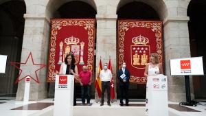 Isabel Díaz Ayuso durante la firma con los sindicatos el borrador de Decreto sobre el teletrabajo entre los empleados públicos 