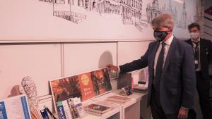 Ángel Garrido durante la visita a la tienda de Metro en la estación de Plaza de Castilla