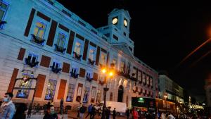 Conmemoramos el Día Nacional de Rumanía iluminando la Real Casa de Correos con los colores azul, amarillo y rojo