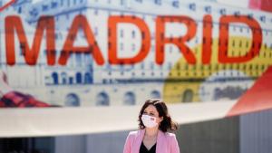 Díaz Ayuso presenta el Airbus de Iberia vinilado con la imagen de la Comunidad.