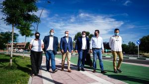 Carlos Izquierdo durante su visita el entorno de la carretera M-301 en el barrio de Perales del Río (Getafe)