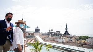 La Comunidad de Madrid lidera el gasto medio diario y por estancia turística en España Marta Rivera de la Cruz observa las vistas que se ven de Madrid desde el hotel Pestana Plaza Mayor