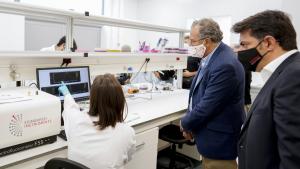 El consejero escucha la explicación de una de las técnicas que le señala unas gráficas en un ordenador