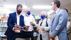 El viceconsejero junto a otras tres personas de pie leyendo la guía