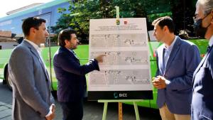 El consejero señalando un cartel con la explicación del proyecto