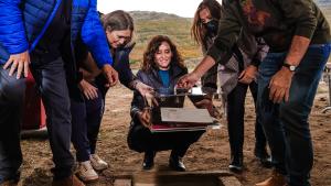 La presidenta colocando la primera piedra junto a la consejera de cultura