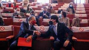 El consejero saludando a uno de los premiados