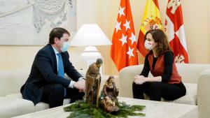 Ambos presidentes sentados en unos sofás con una mesa en medio hablando entre ellos