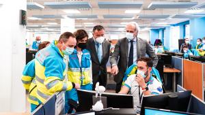 Enrique Ruiz Escudero durante su visita al centro coordinador del SUMMA 112