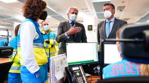 Enrique Ruiz Escudero durante su visita al centro coordinador del SUMMA 112