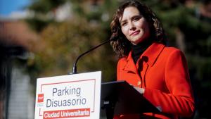 Primer plano de la presidenta interviniendo en el atril