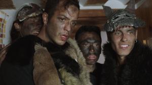 Tres actores con el rostro manchado de aceite en el cortometraje "Tótem loba"