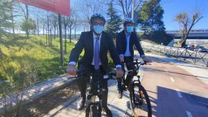 El consejero monta una bici en los nuevos kilómetros del carril 