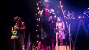 Una banda en concierto 