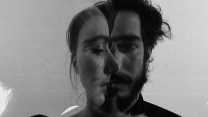 Dos rostros en blanco y negro de una mujer y un hombre