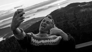 Un hombre se hace una 'selfie' con el mar detrás