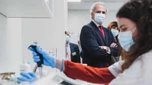 El consejero observa cómo trabaja una de las doctoras