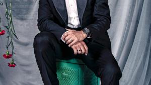 El cantaor Arcangel sentado en un banco verde