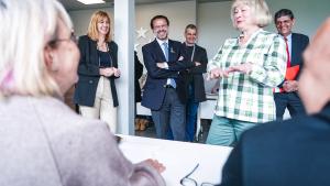 El consejero Javier Lasquetty y Toni Cantó, director de la Oficina del Español, pasean por el centro