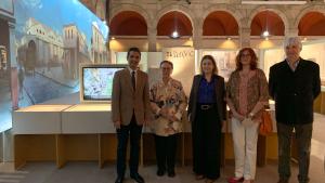La consejera junto a representantes de la exposición en el museo