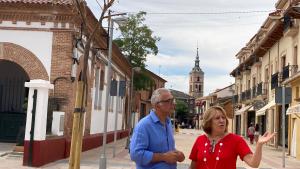 Carlos Izquierdo con la alcaldesa de Fuente el Saz del Jarama en un momento de la visita