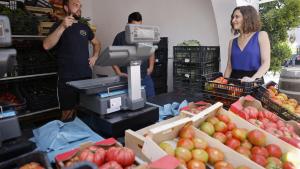 La presidenta en un puesto de tomates junto a su responsable