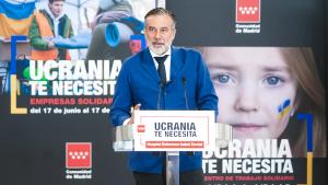 El consejero Enrique López durante su intervención en el atril 