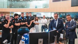 El consejero Enrique López observa la labor de los policías ante un ordenador