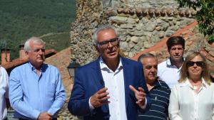 El consejero Carlos Izquierdo durante su visita