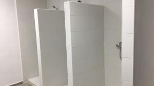 Imagen de las duchas del polideportivo multiusos del colegio público Virgen de Navalazarza