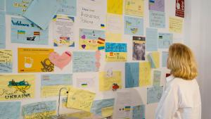 Concepción Dancausa observa algunos de los dibujos realizados por los niños ucranianos