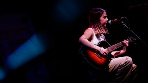 Una chica cantando en el ciclo radar joven 