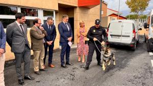 El consejero Enrique López observa al perro 