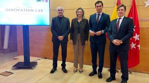 La consejera Paloma Martín con algunos asistentes al acto