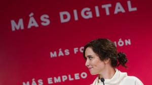 La presidenta durante su visita a la oficina de empleo en Vallecas