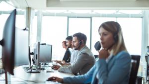 Trabajadores call center teléfono ordenador