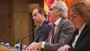 El consejero Enrique Ruiz hablando sentado en la mesa de presentación