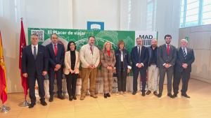 La Comunidad de Madrid ofrece más de 300.000 plazas y 1.000 destinos con el programa Rutas Culturales para Mayores 2023 La consejera con los organizadores de las rutas