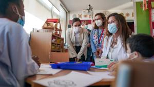 La presidenta durante su visita a las aulas hospitalarias