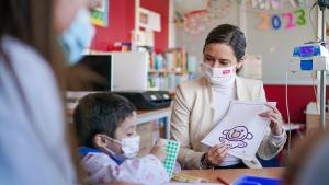 La presidenta durante su visita a las aulas hospitalarias