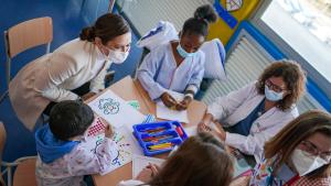 La presidenta durante su visita a las aulas hospitalarias