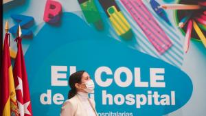 La presidenta durante su visita a las aulas hospitalarias