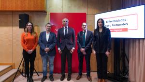 La Comunidad de Madrid actualizará este verano su Plan de Enfermedades Poco Frecuentes para la atención y cuidado de estas personas El consejero durante la reunión