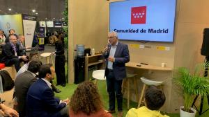 El consejero interviniendo en el atril 