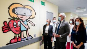El consejero viendo una pintura de un niño en la pared con gafas virtuales