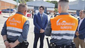 El consejero conversa con los guardias