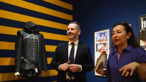 El consejero de Cultura ha visitado la exposición Los clásicos en las pantallas